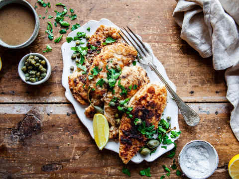 Piccata på kyckling med klassisk sås, citron och kapris.