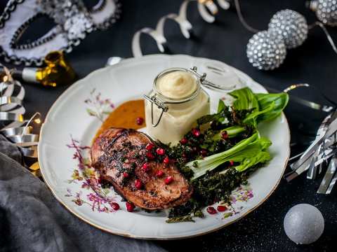 Lammytterfilé med rotsakspuré smaksatt med tryffel och friterad grönkål