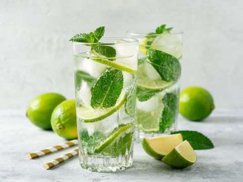 Två cocktailglas med lime och mynta. 