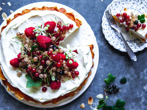 Mazarintårta med sensommarbär