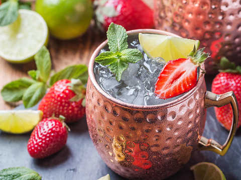 Moscow Mule med jordgubbe och lime