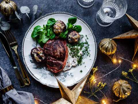 Parmalindad oxfilé med svamp- och tryffelkräm och hasselbacksrödbetor.