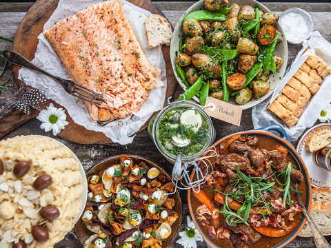 Påskbord dukat med flera rätter