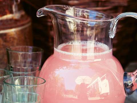 Rabarbersaft i glaskaraff