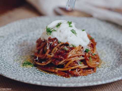 Rödvinspasta med burrata