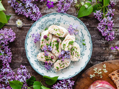 Tunnbrödssnittar med laxröra på tallrik