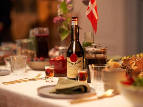 Gammel Dansk på uppdukat bord