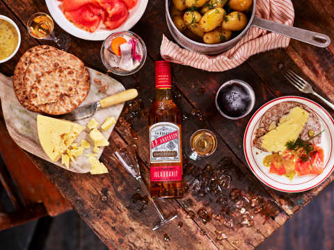 O.P. Anderson liggande på julbord