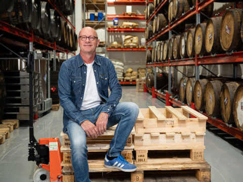 Jonas Odland på lagret i Sundsvall.