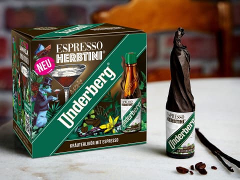 Underberg Espresso Herbtini på stenbord.