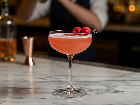 Cocktailen Clover Club på en bardisk.