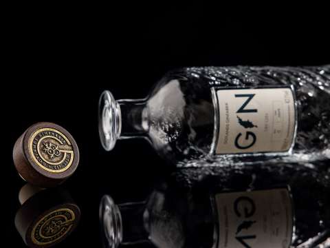 Gotlands Ginfabrik Dry Gin i limited edition med specialdesignad kork i mässing
