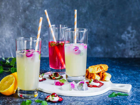 Drinktilltugg med pankopanerad fetaost och rödbetschips