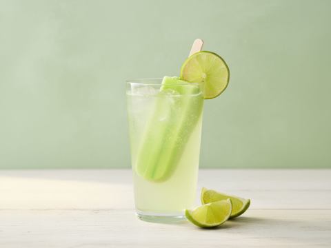 Piggelindrink med glass i och limeskivor.