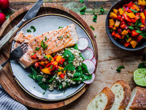Ugnsbakad lax med matvetesallad och jordgubbssalsa