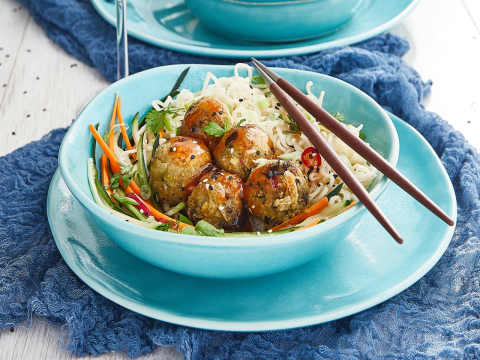 turkos bowl med grönsaksbollar och nudlar