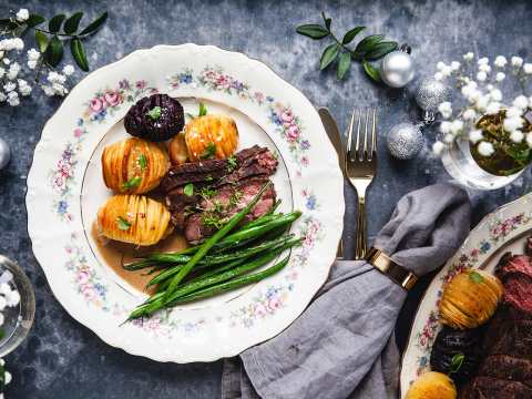 Viltstek med hasselbackspotatis och haricots verts
