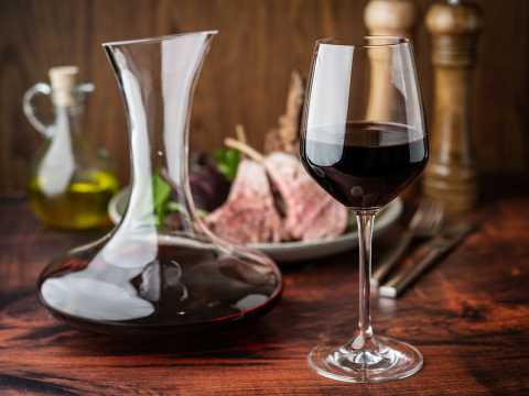 Rött vin och lammanrättning