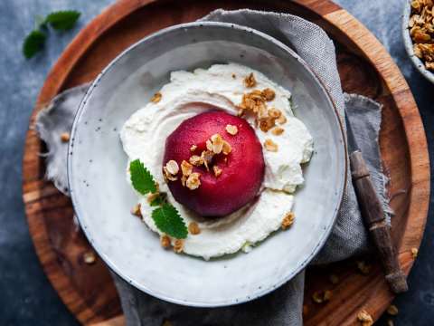 Vinkokt äpple med mascarponekräm
