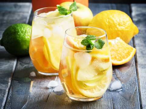 Två glas vit sangria