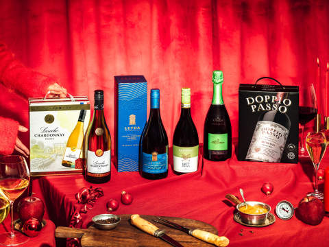 joulun viinipullot pöydällä 2025