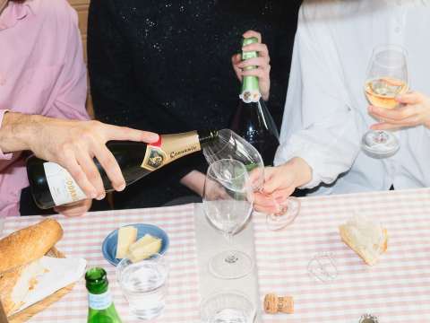 kuohuviinitasting_kaadetaan_viiniä_lasiin