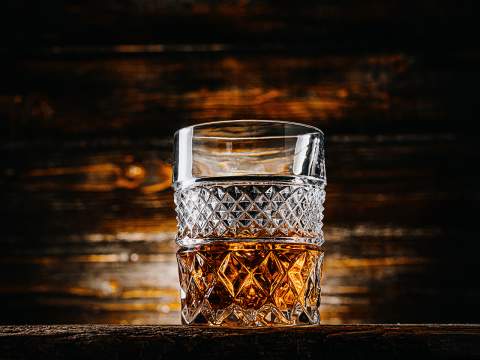 Whiskyglas mot träbakgrund