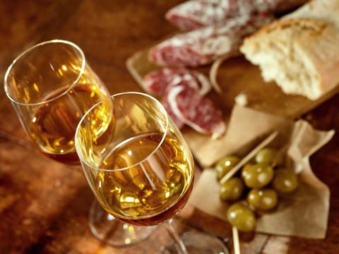 två glas starkvin med tilltugg
