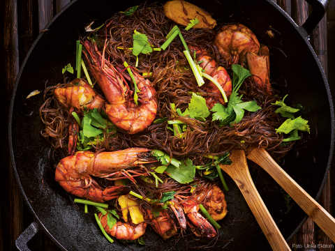Thaiwok med glasnudlar och räkor