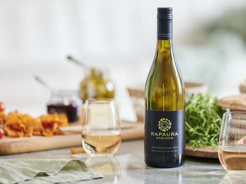 Rapaura_Sauvignon_Blanc_pöydällä