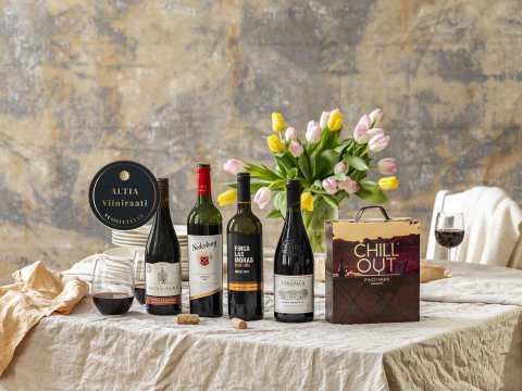 viinejä pöydällä