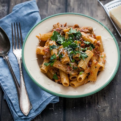 Pasta med entrecôte, aubergine och karamelliserad lök | folk o folk