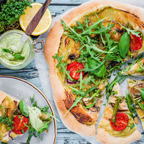 Hemgjord pizza med burrata, sparris och lufttorkad skinka folk o folk