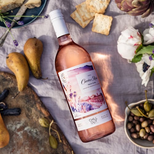 CHILL OUT Cuvée Rosé Pays d'Oc på linneduk med frukter och blommor