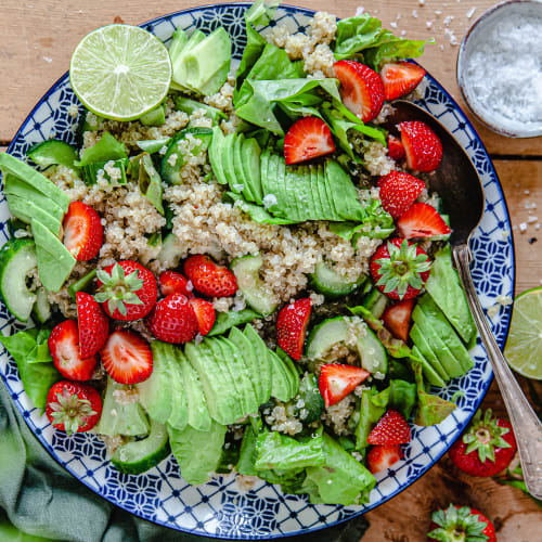 Sommarsallad med quinoa och jordgubbar