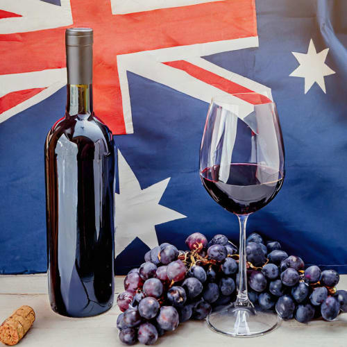 Australiens flagga, med ett glas vin, en vinflaska och vindruvor framför.