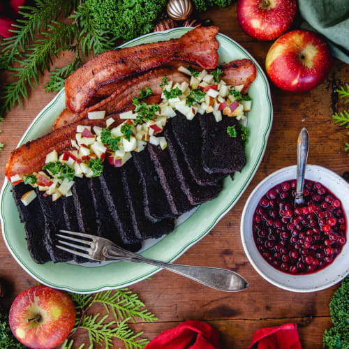 Julkryddad blodpudding med stekt fläsk och glöggmarinerade lingon.