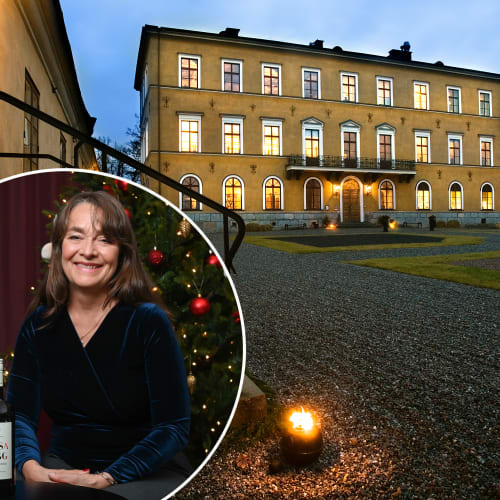 Åsa Orsvärn och en flaska Blossa framför bild av Ulfsunda slott.