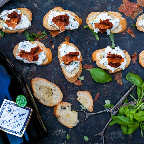 Crostini med ricotta, soltorkade tomater och salamichips