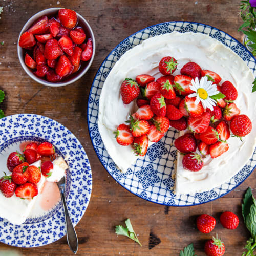 Flädercheesecake med marinerade jordgubbar.