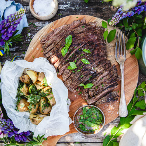 Flapsteak med färskpotatis och sås.