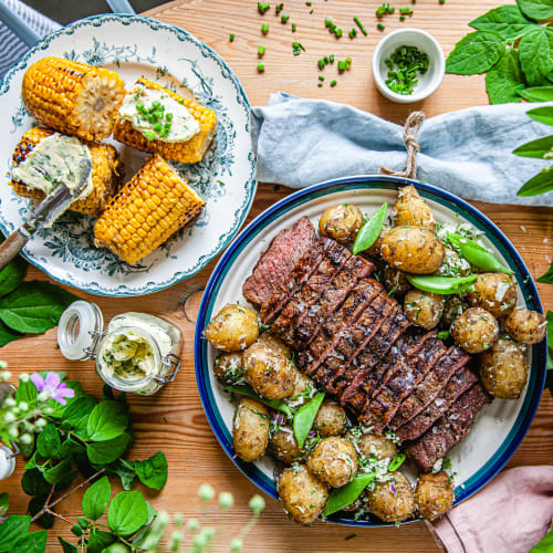 Grillad ryggbiff med grillad majs, örtsmör och parmesanslungad färskpotatis