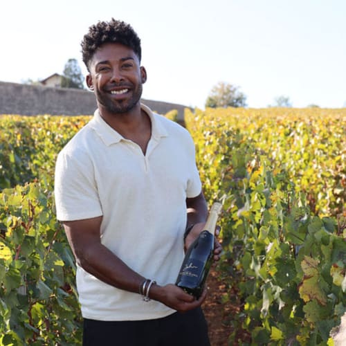 John Lundvik med en flaska av bubblet Pour Toi.