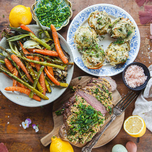 Lammstek med örttapenade, potatisbakelser och vårprimörer