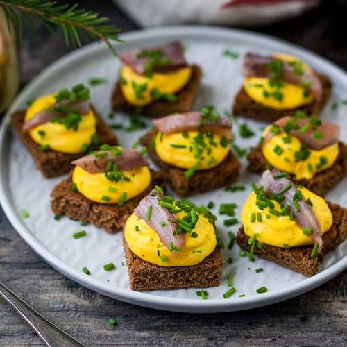 Snittar med matjessill och saffrans creme fraîche