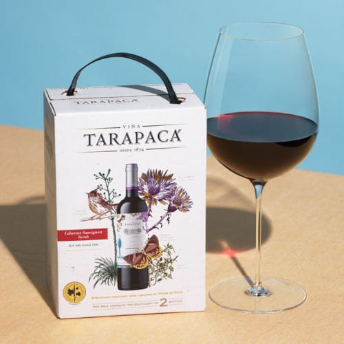 Tarapaca Biodiversity Cabernet Sauvignon Syrah, blå bakgrund.