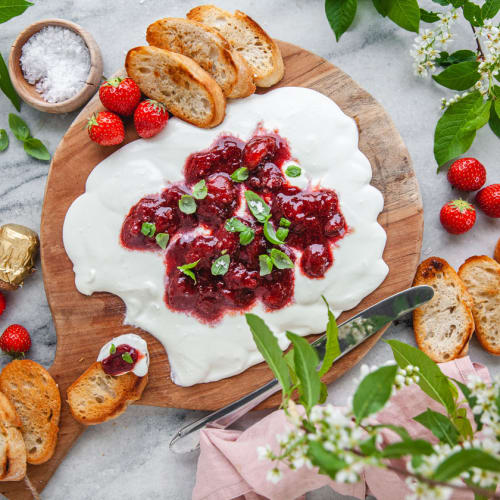 Vispad fetaost med balsamvinägerkokta jordgubbar.