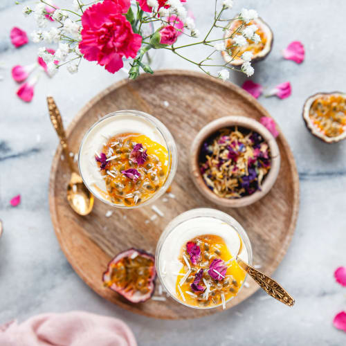 Vit chokladmousse med passionsfrukt och mango.