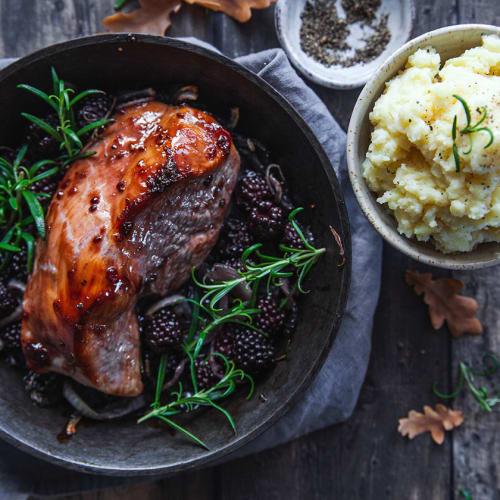 Björnbärsglaserad kalkonbröstfilé med potatismos och rostad vitlök.