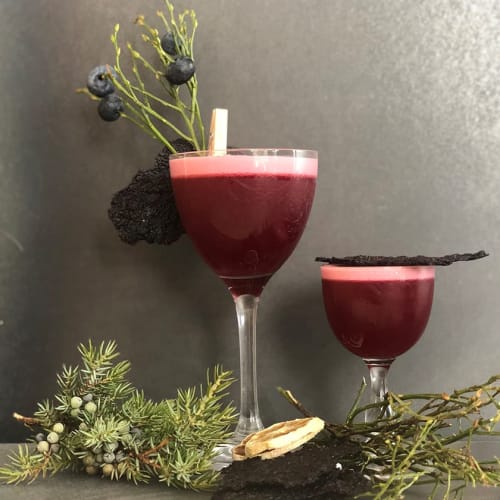 två cocktailglas med blåbärssour